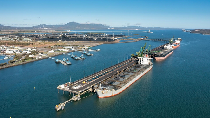 Stock image of ship docked in port