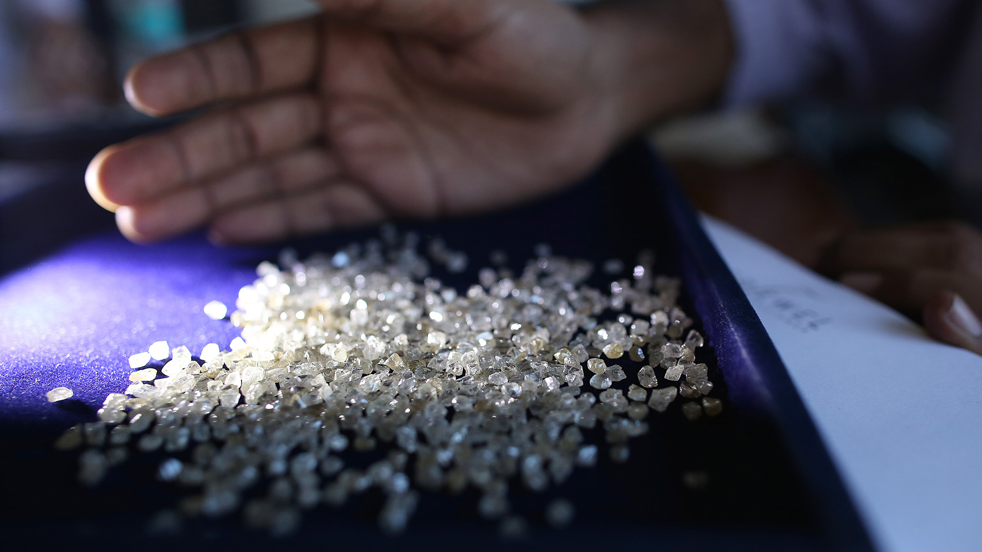 Uncut diamonds, ����vlog���India