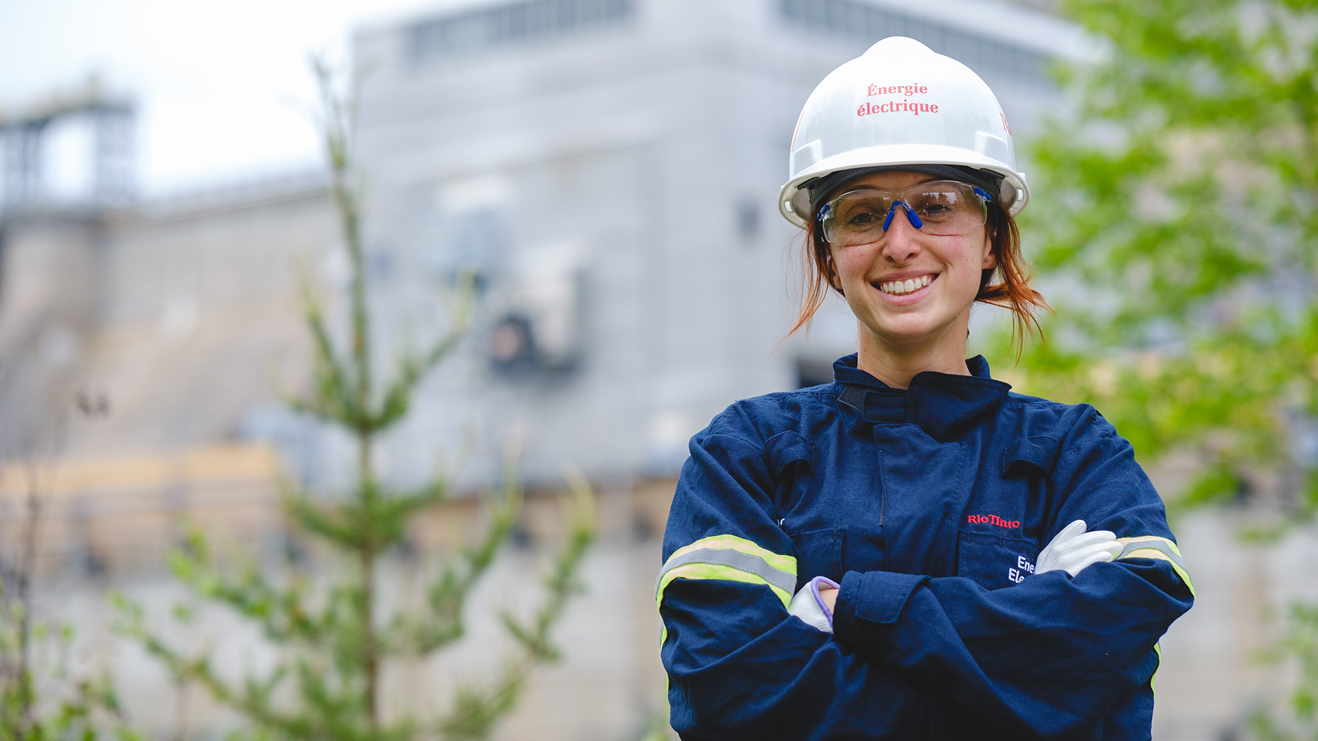 An employee at Energie Electrique