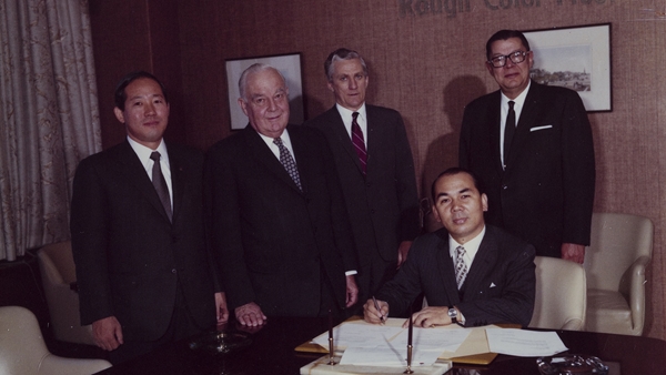 1971 Hamersley contract signing